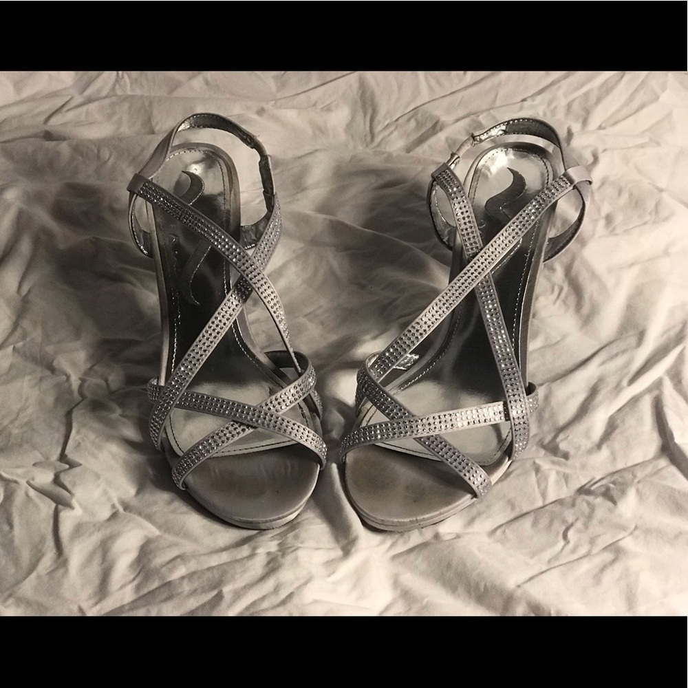 These are very classy, prom shoes. They are from the company Nina I believe.